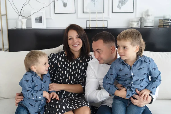 Çocukları odadayken mutlu bir aile