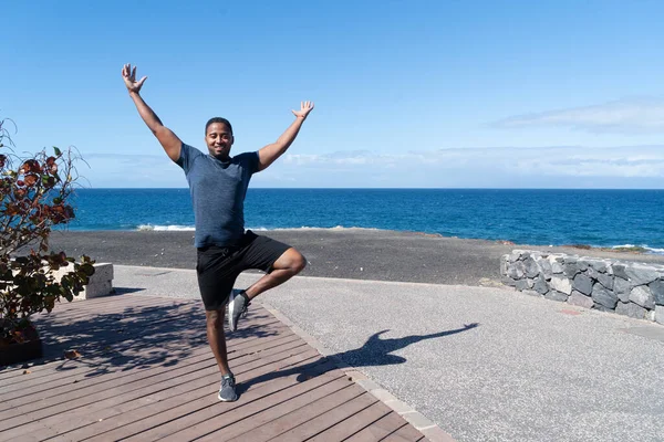 Jeune Homme Afro Américain Heureux Pratiquant Yoga Bord Mer Jour — Photo