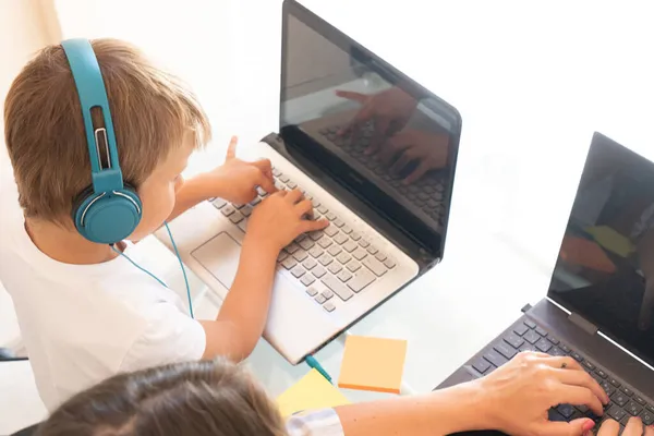 Drukke Moeder Met Zijn Zoontje Tijdens Quarantaine Blijf Thuis Concept — Stockfoto