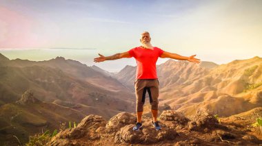 Kıdemli sporcu, güneşin doğuşunu, bilinçli yaşam ve sağlıklı refah kavramını selamlıyor.