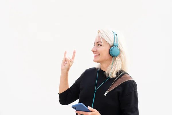 Happy Blond Žena Pomocí Sluchátek Moderní Telefon Životní Styl Moderní — Stock fotografie