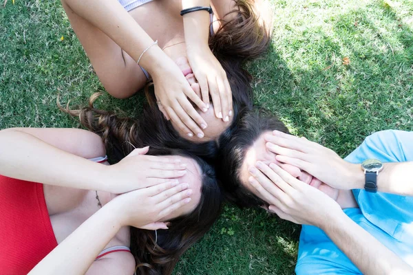 Groep Van Jonge Gelukkige Mensen Vrienden Liggen Cirkel Groen Gras — Stockfoto