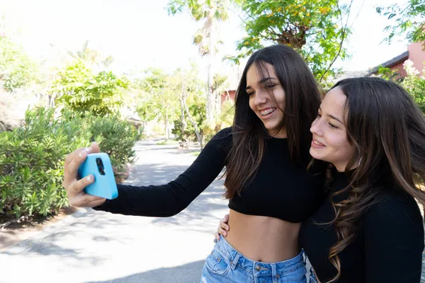 Δύο Ευτυχισμένες Έφηβες Κοπέλες Που Βγάζουν Selfie Τραβηγμένες Μαζί Friendsheep — Φωτογραφία Αρχείου