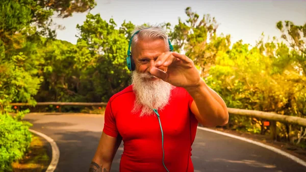 Общение Пожилых Людей Открытом Воздухе Помощью Видеозвонка Новых Нормальных Путешествий — стоковое фото