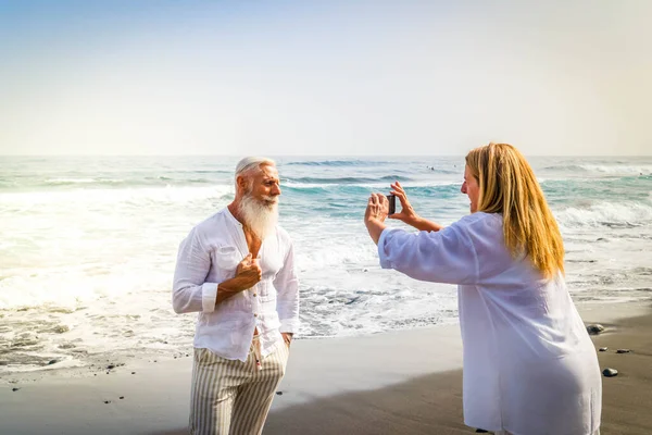 Lifestyle Caucasian Senior Couple Shooting Photos Beach Happy Love Romantic — Stock Photo, Image