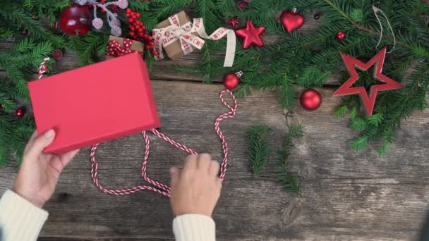 Noel hediyesi vermek — Stok video