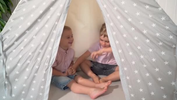 Дети играют в комнате на дому — стоковое видео