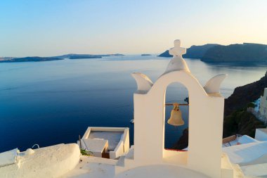Beyaz kilise çan kulesi manzarası ve Oia yaz manzarası, Santorini Adası, Yunanistan 'ın güzel detayları