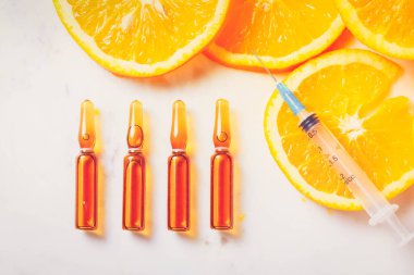 C vitamini, anti aging kozmetik serum ampullas ve şırınga doğal