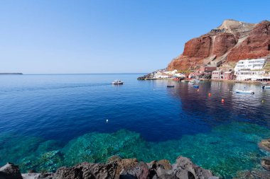 Amoudi Körfezi 'nde ferahlatıcı su, Oia Limanı, Santorini Yunanistan yazın