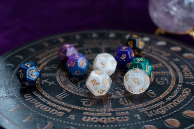 Kehanet zarlı burç çemberi. Falcılık ve astroloji kavramları, sihirli ritüeller ve dışa dönük deneyimler