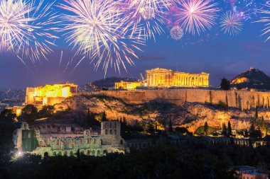 Akropolis tepesi, Pathenon, Herodes Atticus amfitiyatrosu ve gece Lycabettus Tepesi ile Atina 'nın ünlü silueti, Atina Yunanistan