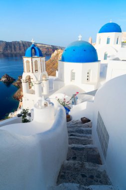 Ünlü mavi kubbeler ve deniz manzaralı volkan kalderası, Oia ve Santorini adasının güzel detayları, Yunanistan