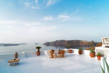 Caldera manzaralı kafe masası, Santorini adasının güzel detayları.