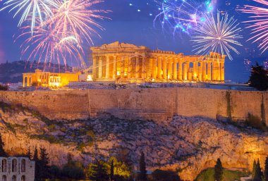 Atina ünlü manzarası ile tepe ve gece havai fişek ile Atina Greecer ışıklı Pathenon