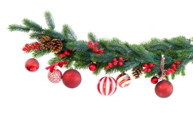 Yeşil Noel ağacı yakın çekim beyaz zemin üzerine kırmızı topları ile dekore edilmiş