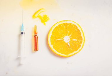 C vitamini, doğal kozmetik kavramı üzerinde beyaz mermer zemin yaşlanma karşıtı