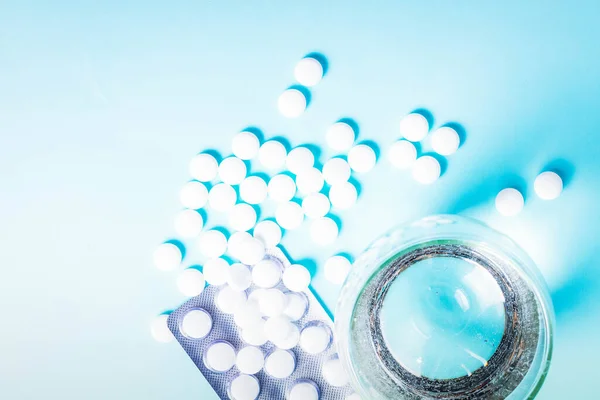 Pílulas Brancas Com Vidro Água Clara Sobre Fundo Azul Com — Fotografia de Stock