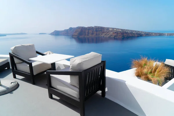 Relaksujące Krzesła Widokiem Kalderę Santorini Grecja — Zdjęcie stockowe