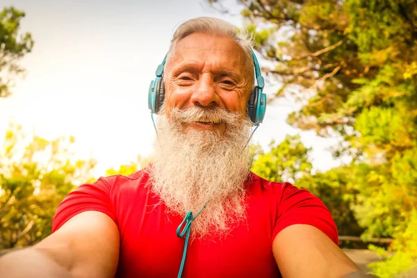 Senior Använder Mobiltelefon Utomhus Hipster Mogen Man Har Kul Med — Stockfoto