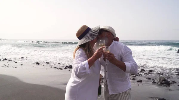 Estilo Vida Pareja Ancianos Caucásicos Beber Champán Playa Feliz Amor —  Fotos de Stock