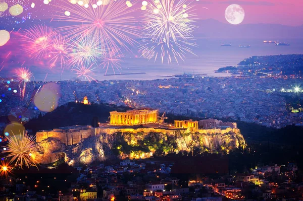 Krajobraz Aten Oświetlonym Wzgórzem Akropolu Zobaczyć Fajerwerkami Pathenon Morze Nocy — Zdjęcie stockowe