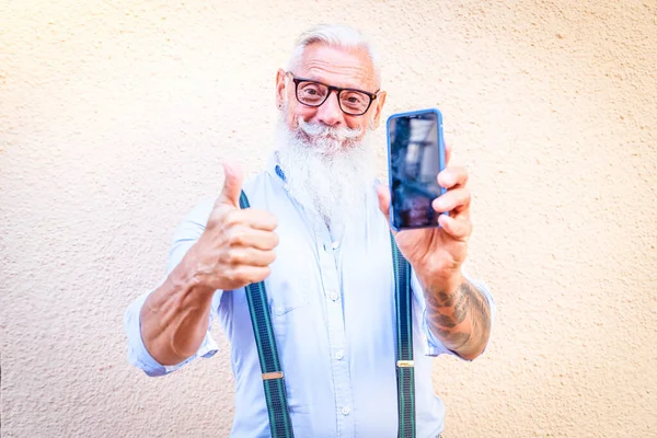 Старший Мужчина Маске Современным Телефоном Улице Время Вспышки Коронавируса — стоковое фото