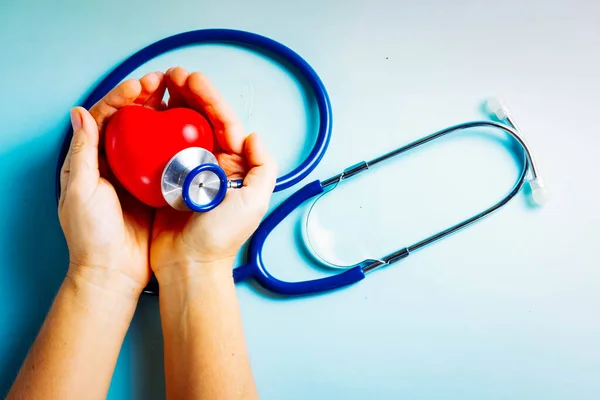 Concepto Atención Médica Manos Alguien Sosteniendo Corazón Estetoscopio Azul — Foto de Stock