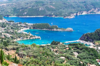 Yunanistan 'ın Korfu kentindeki Paleokastritsa sahil körfezi manzarası