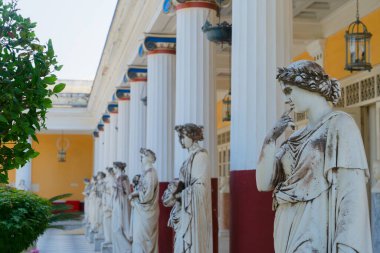 Achilleion Müzesi 'nin açık hava detayları, Korfu, Yunanistan' ın ünlü turistik mekanı