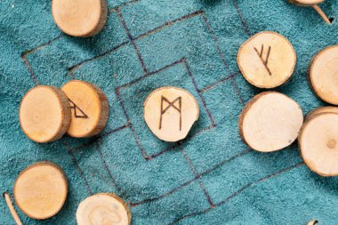 Falcılık için el yapımı rünler