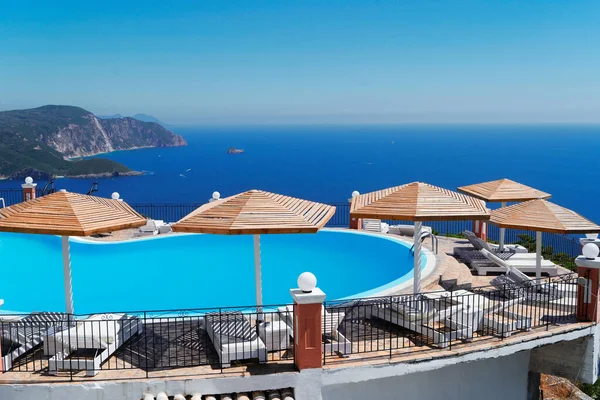 Arka planda Paleokastritsa plaj körfezi, Korfu, Yunanistan