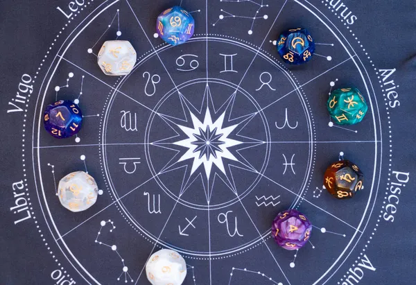 Zodiak horoscoop met waarzeggerij dobbelstenen — Stockfoto