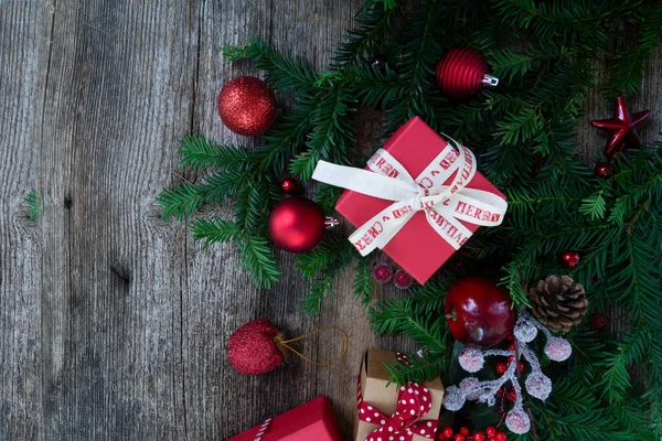 Dando presente de Natal — Fotografia de Stock