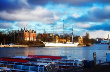Tarihsel liman kenarı Nybroplan ve Stockholm, İsveç gemileri, retro tonlama