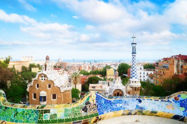 Güneşli yaz gününde Barselona şehir manzarası, seyahat yeri ve tatil konsepti. Park, Barselona İspanya, tonlama