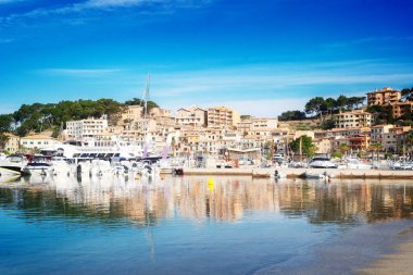 Port Soller limanının Mallorca adasındaki gemilerinin görüntüsü