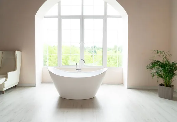 Λευκό Μπάνιο Μεγάλο Παράθυρο Και Μπανιέρα — Φωτογραφία Αρχείου