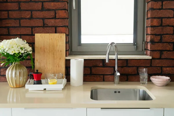 Keuken Tafelblad Met Wastafel Gewassen Platen — Stockfoto