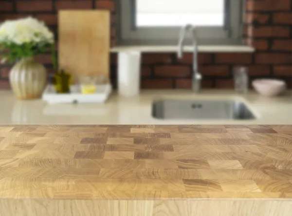 天然木材台面上模糊的厨房背景 用于蒙太奇产品展示或关键视觉布局 — 图库照片