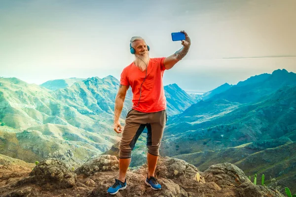 Senior Sportovec Pomocí Mobilního Telefonu Venkovní Hipster Dospělý Muž Baví — Stock fotografie