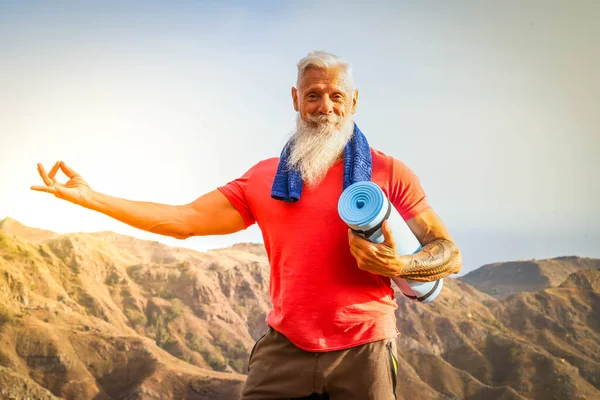 Senior Man Tränar Utomhus Glad Och Hälsosam Livsstil — Stockfoto