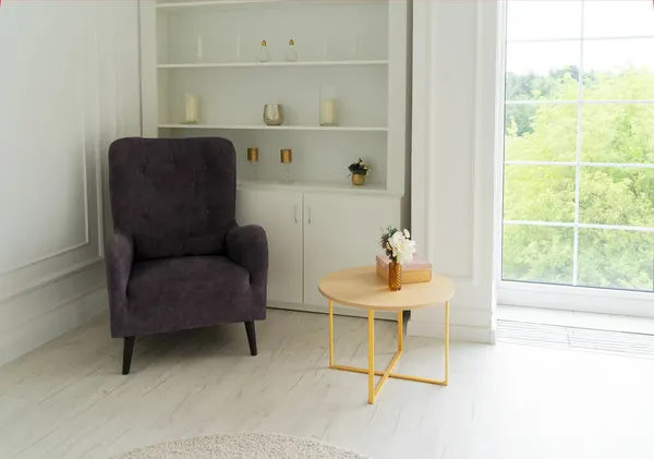 风格新颖的客厅内部现代化的公寓和时髦的家具 椅子和典雅的配件 家居装饰 — 图库照片