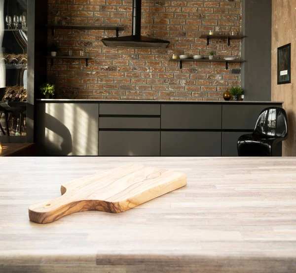 Bordsskiva i trä på suddigt kök — Stockfoto