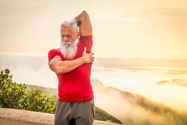 Homme âgé faisant des exercices sportifs — Photo