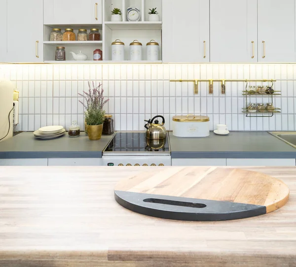 Plateau de table en bois sur la cuisine floue — Photo