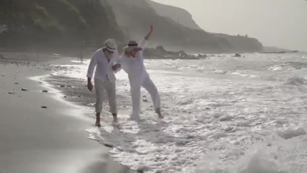 Estilo de vida com casal de idosos caucasianos — Vídeo de Stock
