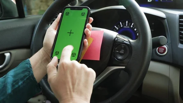 Mani che utilizzano il telefono in auto — Foto Stock