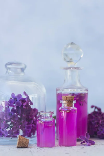 Flaconcini di essenza lilla — Foto Stock