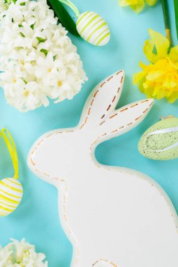 Beyaz yumurtalı Paskalya sahnesi